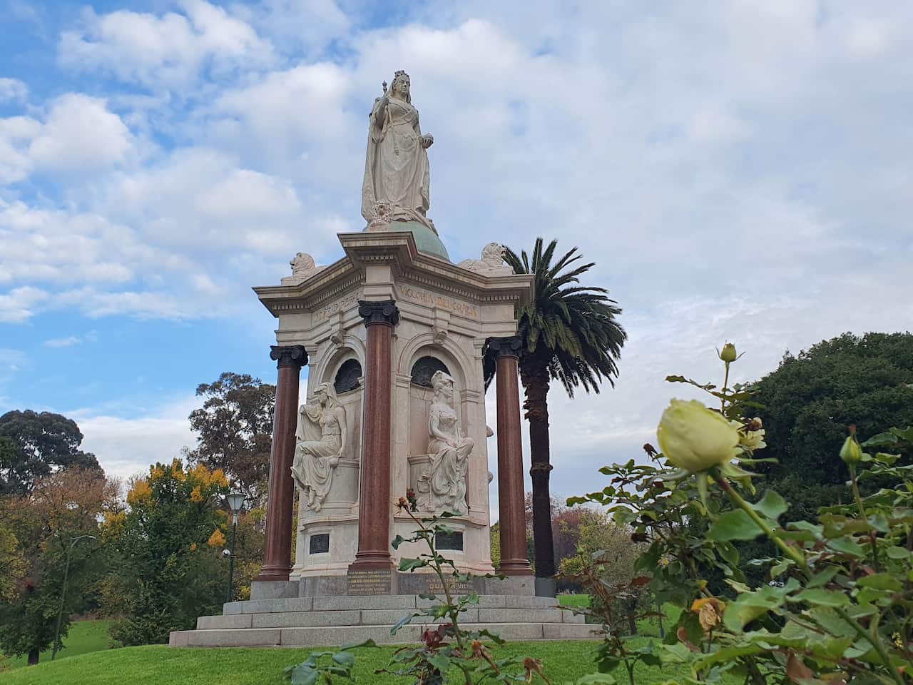 Queen Victoria Statue 2.jpg
