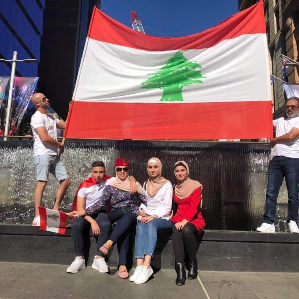 مي الجوني مع أولادها بالعلم اللبناني.jpg