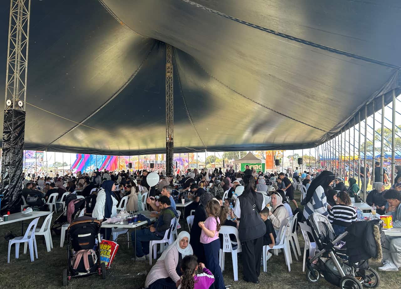 Ramazan bayramı festivali için kurulan dev çadırda katılımcılar 2.jpg