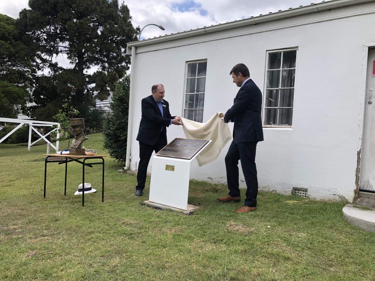 Rektor SIC Riverview Fr John Renshaw a veľvyslanec p. Tomáš Ferko odhaľujú pamätnú tabuľu.jpg