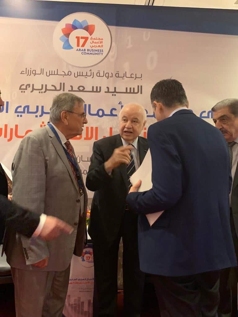 الحموري في مؤتمر رجال الأعمال.jpg