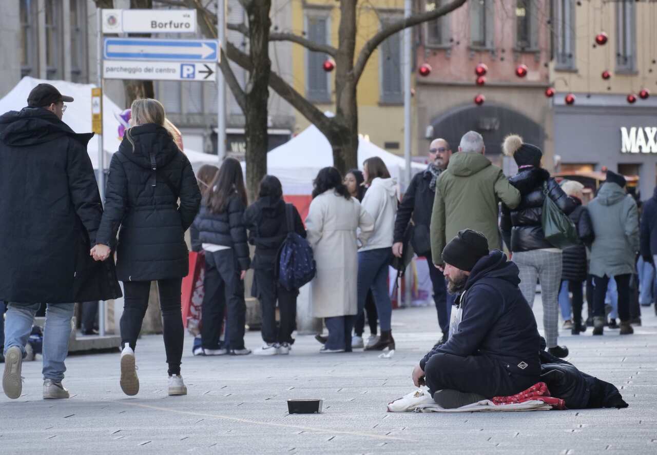 According to Istat, in Italy there are just over 2.18 million families in conditions of absolute poverty (8.3% of the total from 7.7% in 2021) and over 5.6 million individuals.