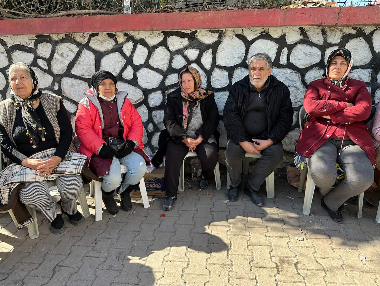 A group of four Turkish women and a man sit on chairs
