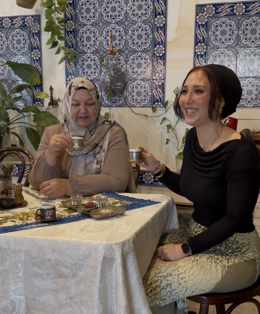 Ayşe ve Saliha Gürdağ, anne kız Türk kahvesi keyfi yaparken.jfif