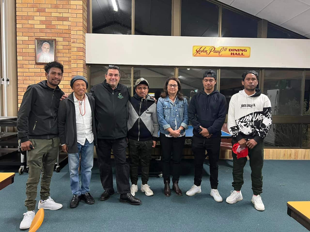 Traballador Timoroan nain haat hasai foto hamutuk ho Sr.Rodney Prestia, Diretor Icomply, Embaixadora Timor-Leste ba Australia, Sra.  Almeida ho Sr. Joaquim husi Embaixada Timor-Leste iha Canberra.jpg