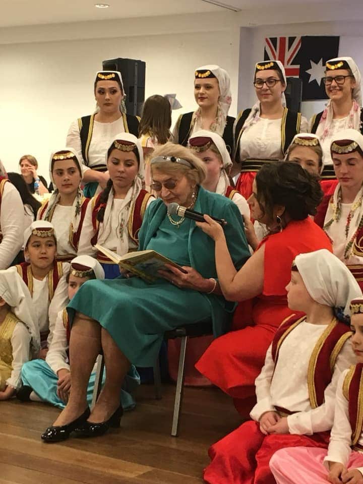 Nića Smailbegović čita poeziju bosanskih pjesnika na zabavama u Australiji.jpg