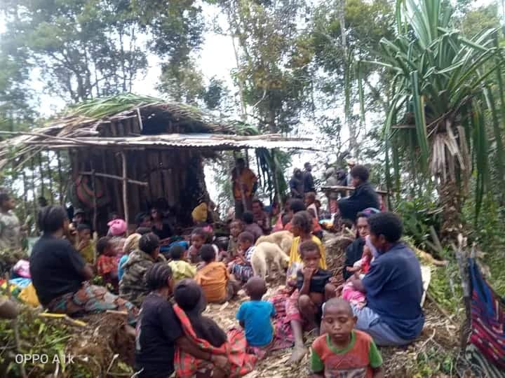 There are no official shelters, forcing displaced residents to survive in makeshift conditions.