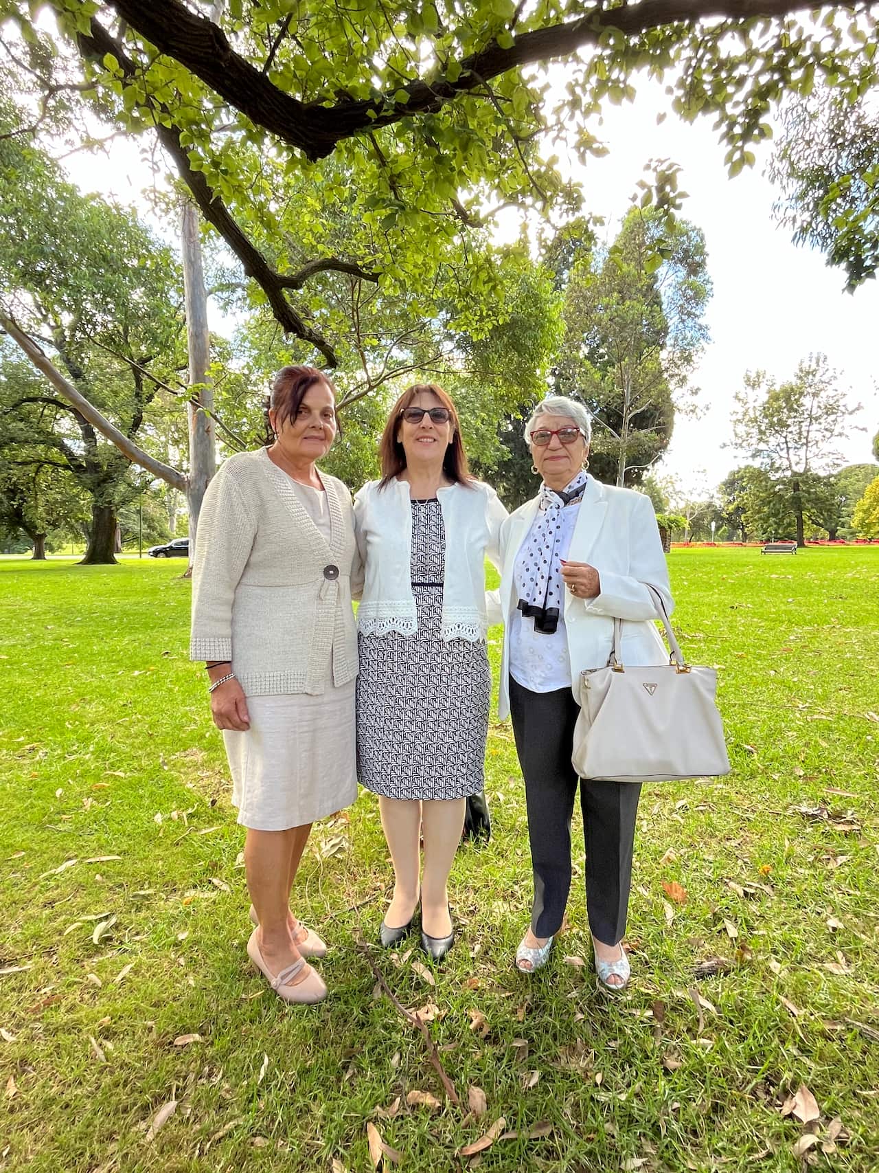 Μέλη του Συλλόγου Ελλήνων Ηλικιωμένων Portarlington Βικτώριας: η πρόεδρός του, Μαρία Καλλιπολίτη, η αντιπρόεδρος του Συλλόγου, Γεωργία Βερύγου και το μέλος Γραμματούλα Βορινού 