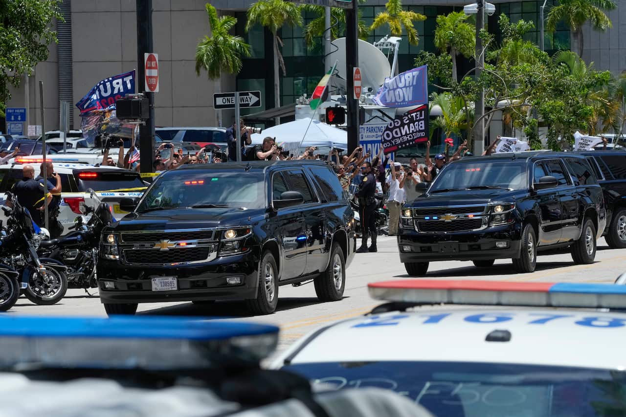 Trump motorcade driving to court past Trump supporters