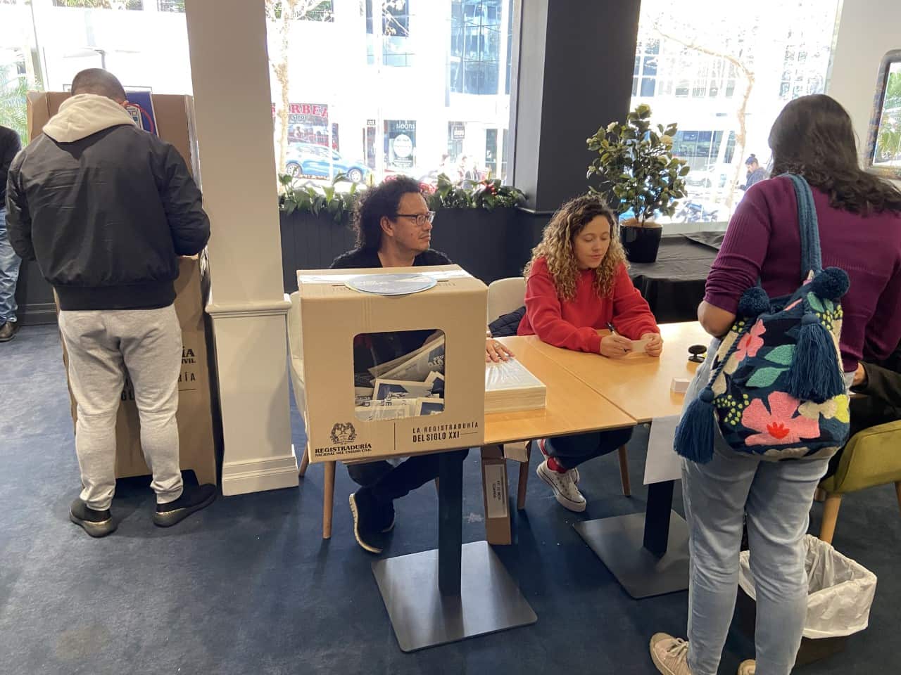 Colombian Australians vote at the consulate in Sydney.
