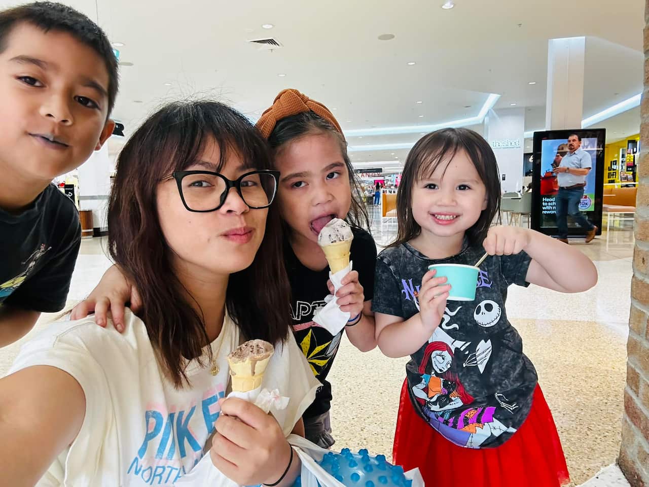 Lugaw Queen  with family.jpg