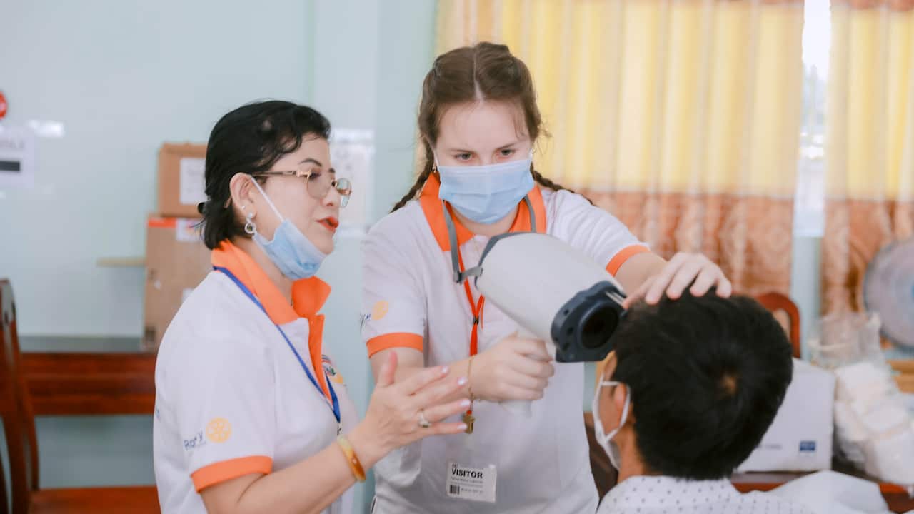 Bác sĩ Úc Việt khám mắt cho bệnh nhân