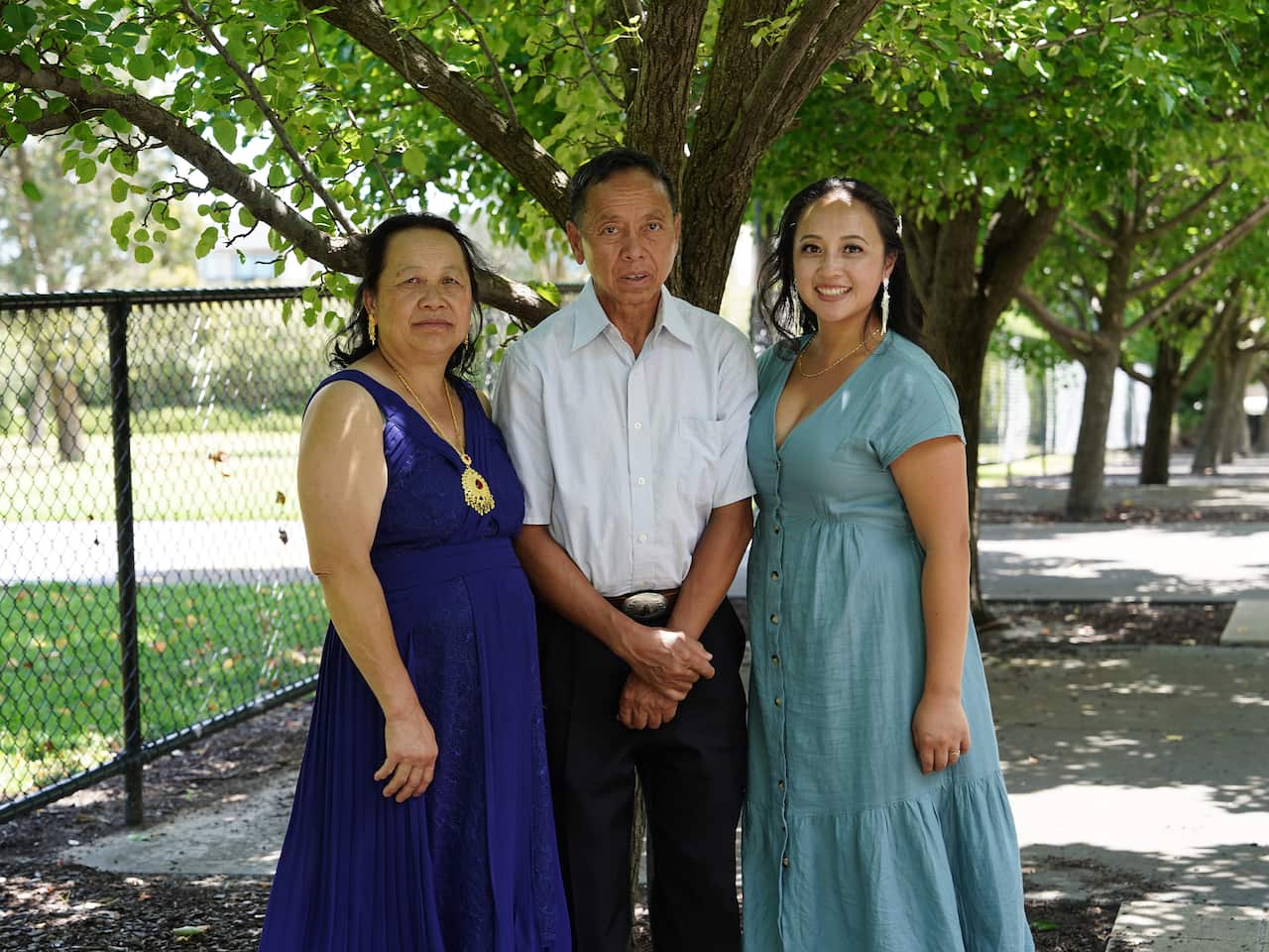 Sarah Thoj nrog nws niam thiab txiv Nchaiv Vaj Yaj (Sarah Thoj).JPG