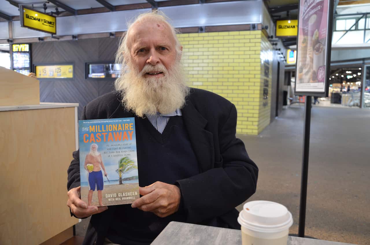 David Glasheen mit seinem neuen Buch in Sydney Copyright Barbara Barkhausen__.JPG