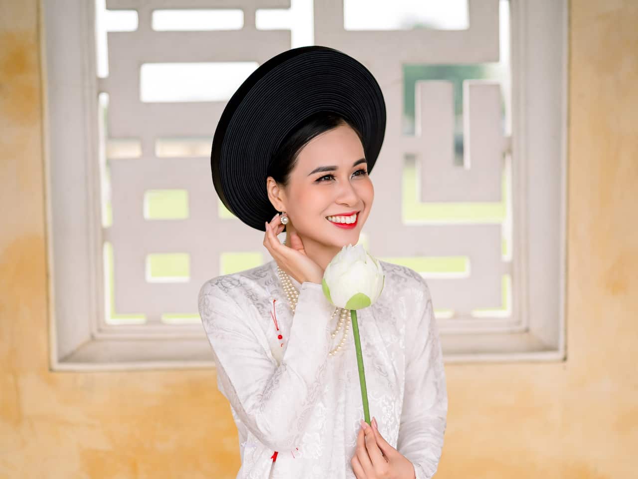 Sự tư tin, thần thái, nụ cười là những yếu tố mang lại vẻ đẹp trong tà áo dài (SBS Vietnamese)