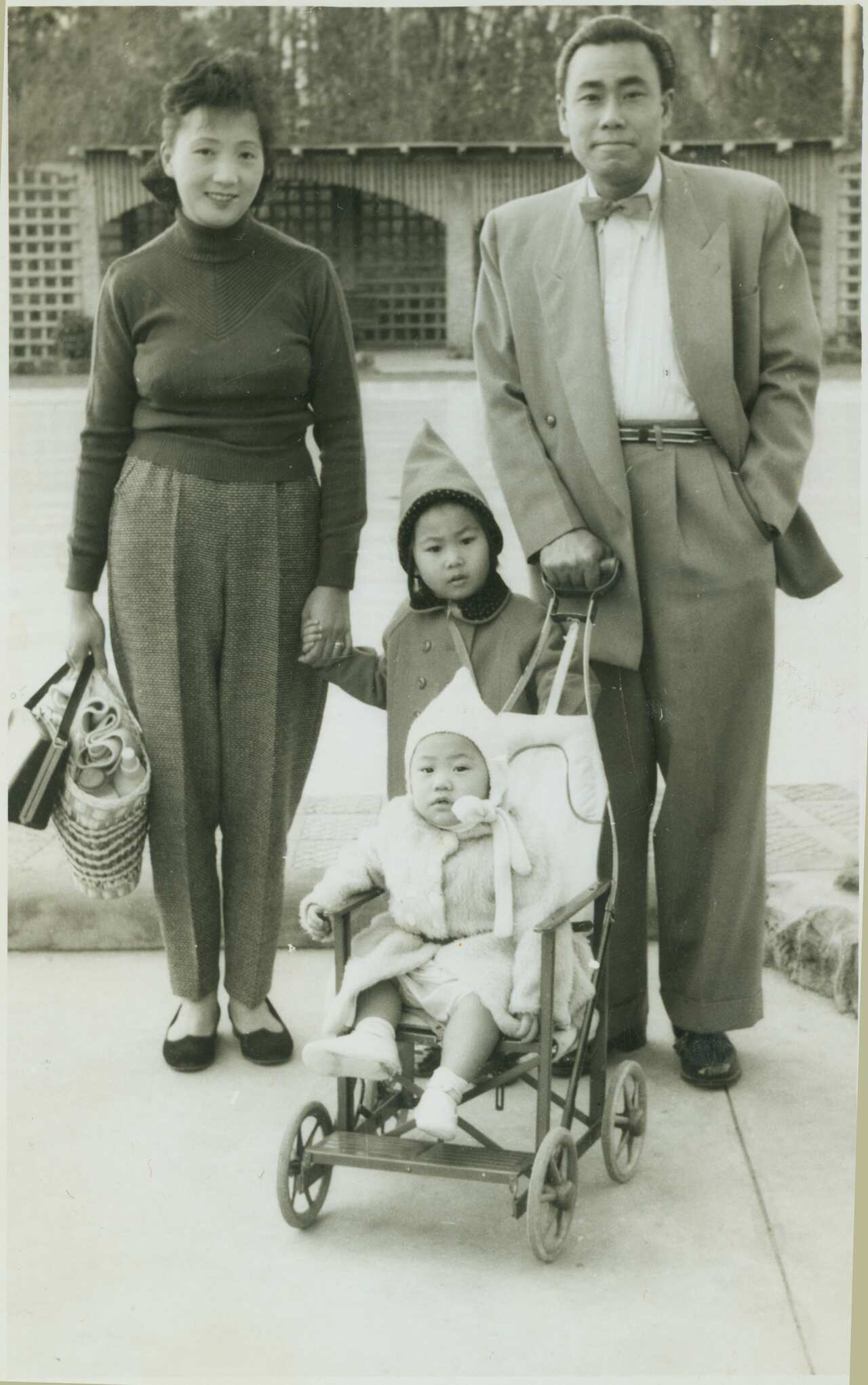 Lindy Lee (in pram), sister Joyce, and parents Lily and Phillip. Photograph courtesy
of Lee family.