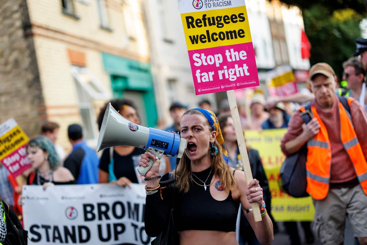 Protest outside hotel housing asylum seekers in Orpington