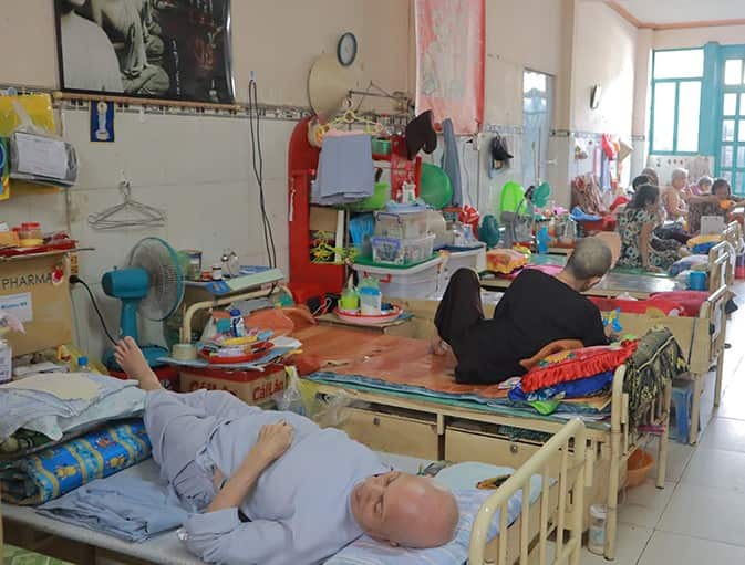 Các cụ già nằm ở chùa Lâm Quang