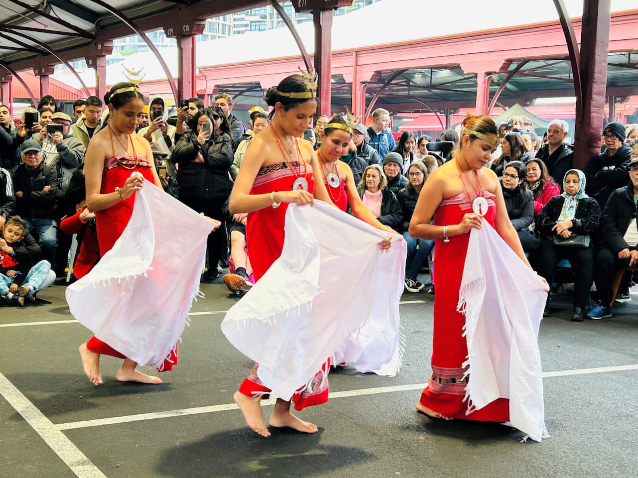 Feto nain haat husi grupu Timor Furak aprezenta sira nia dansa iha festival loron Portugal