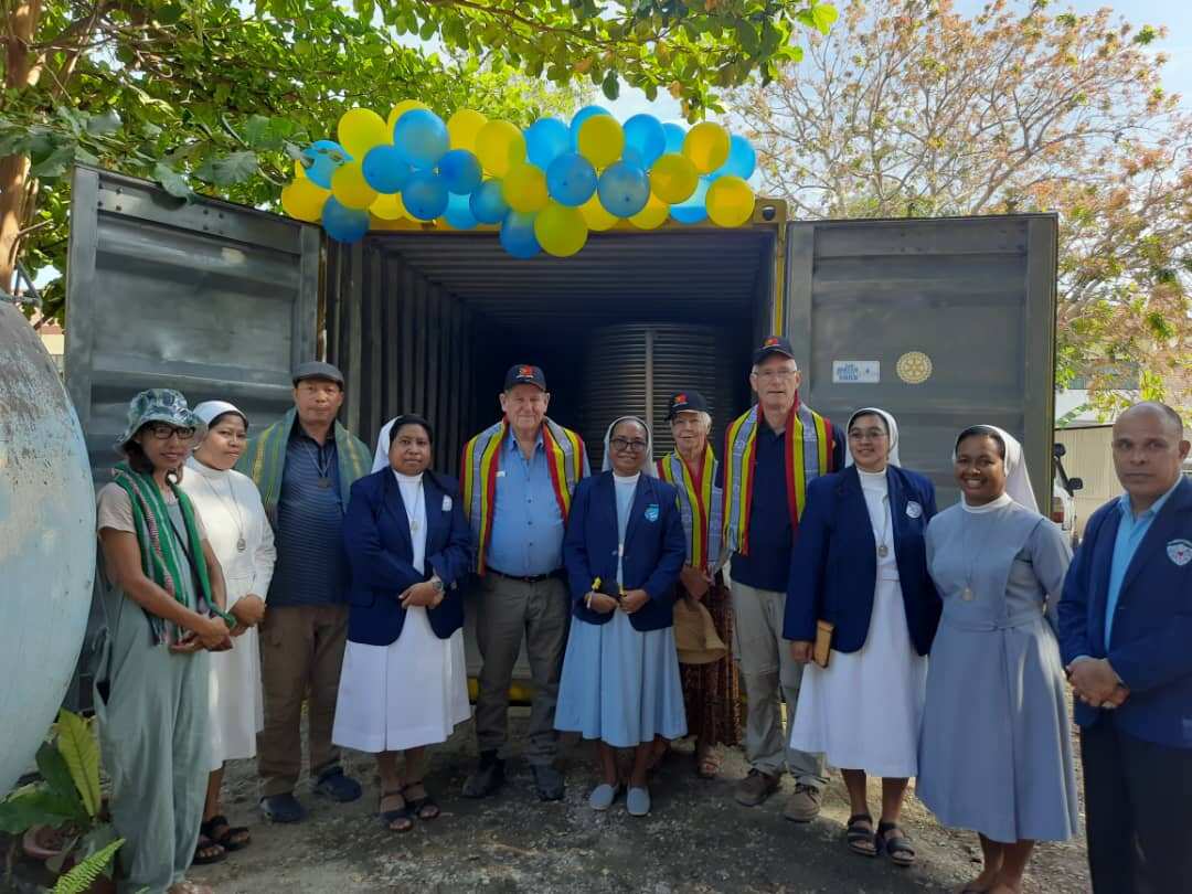 Ekipa Disaster Aid Australia ho nia parseiro servisu nian,  Bruder Adriano husi Don-Bosco, Max Bird husi RPTLE, Rotary Club of Dili hasai foto hamutuk ho Madre Canossiana no Manorin nain sira iha Eskola Canossa, depois de inagurasaun ba tanki ne'ebe ujza ekipamentu Skyhydrant. Foto husi Madre Canossiana Timor-Leste