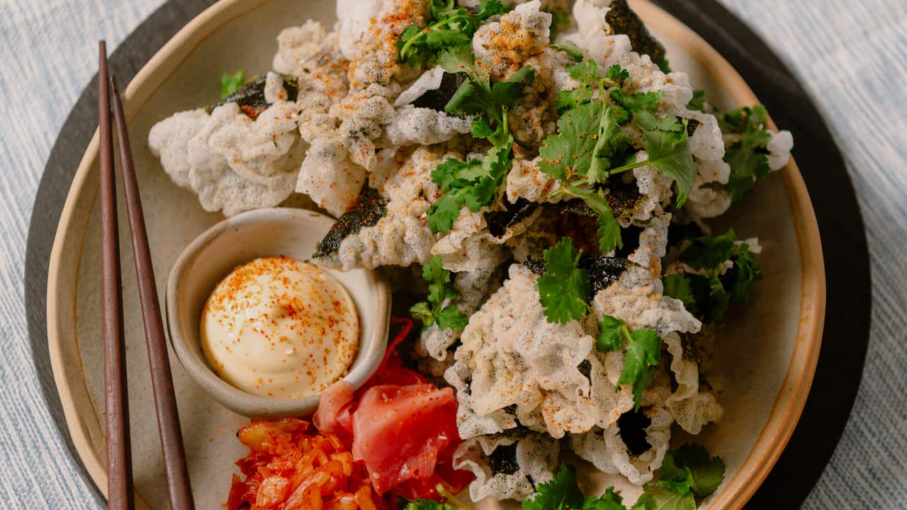 Crispy gim bujak and rice paper chips 