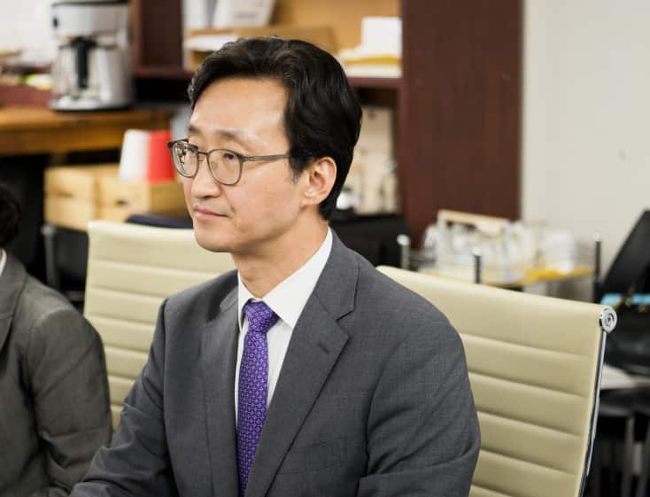 동포사회의 한 기관으로부터 업무활동 보고를 받고 있는 이태우 총영사.png