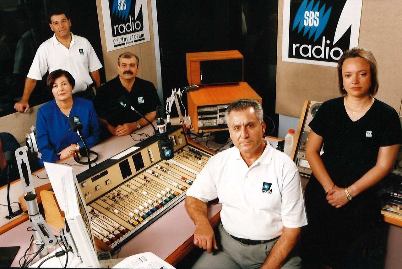 Καλλός Θέμης και ομάδα Ελληνικού προγράμματος 2003.jpg