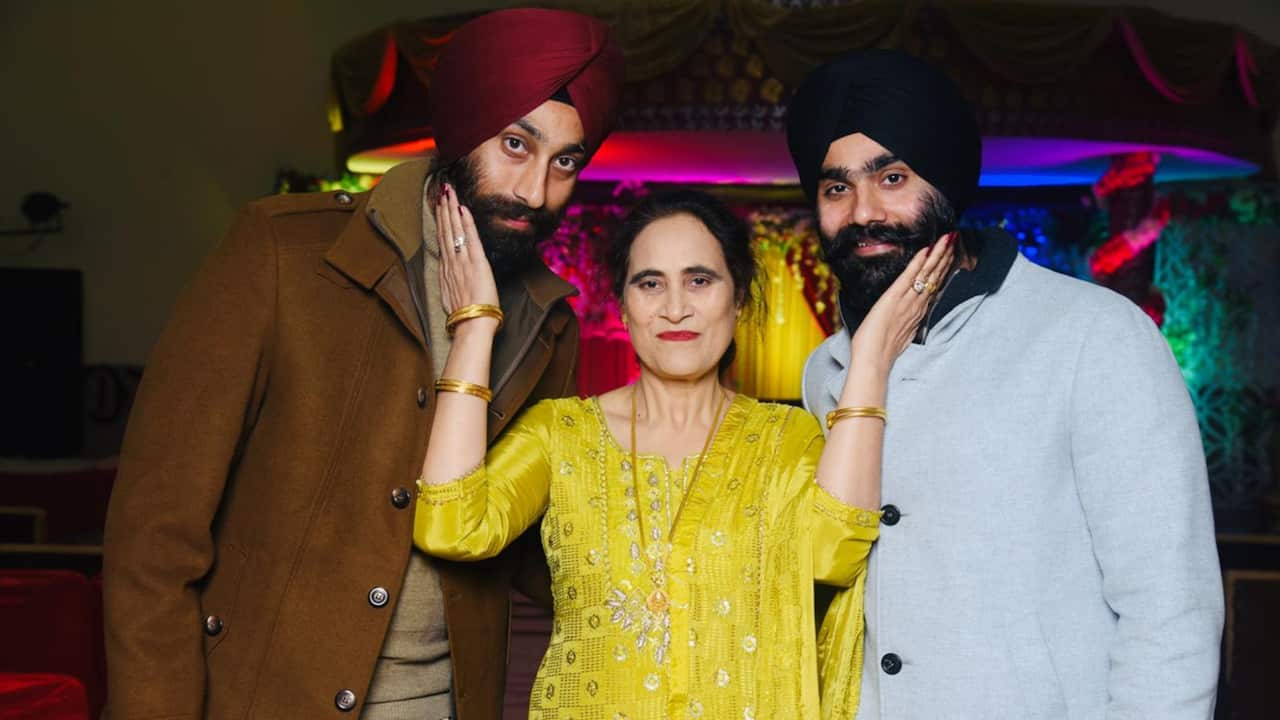 ਗੁਰਪ੍ਰਸਾਦ (ਸੱਜੇ) ਆਪਣੀ ਮਾਂ (ਵਿਚਕਾਰ) ਸੁਰਜੀਤ ਕੌਰ ਅਤੇ ਭਰਾ ( ਖੱਬੇ) ਗੁਰਜੰਟ ਸਿੰਘ ਨਾਲ