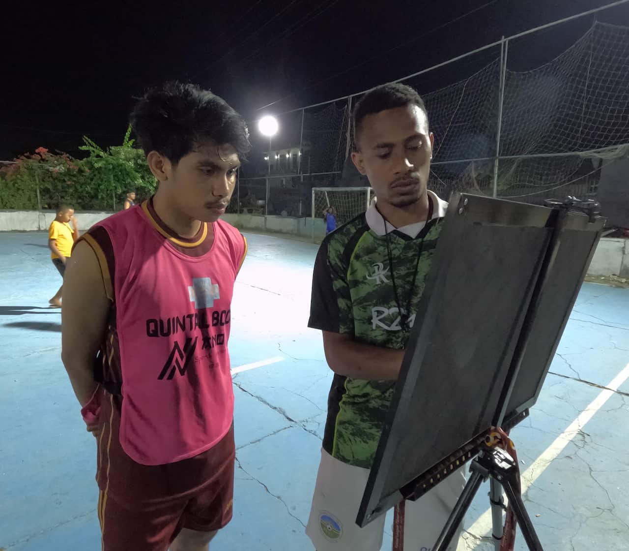 Treinador Caesar Dante hamutuk ho atleta ida