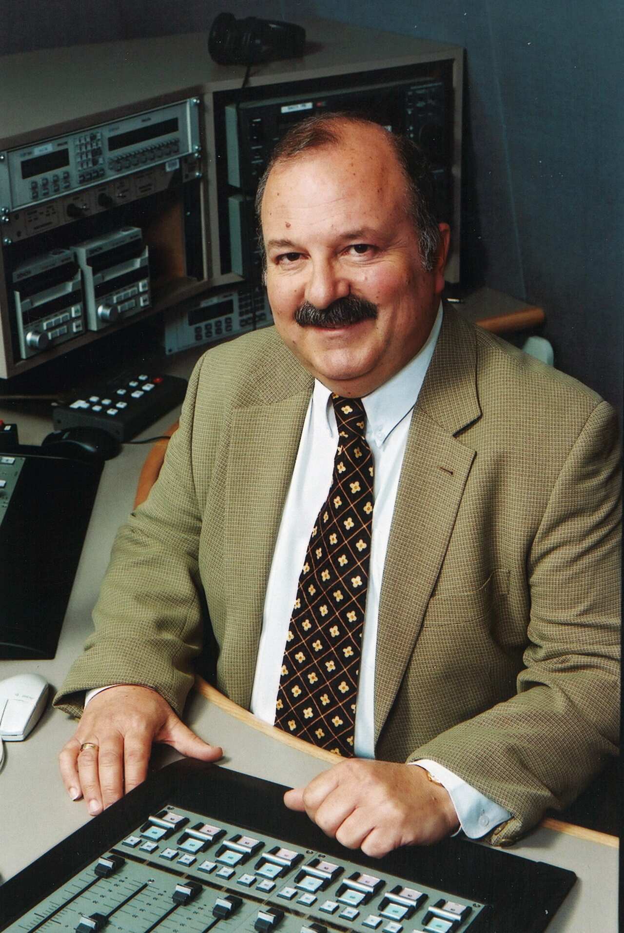 Αλέξης Ντουντουλάκης Greek Broadcaster Melbourne 2003 2.jpg