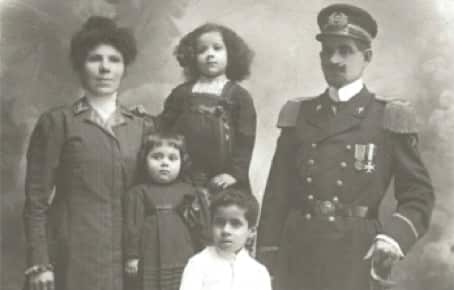 1910 I nonni di Gaetano con i figli Felice, Mariuccia ed Elena.jpg