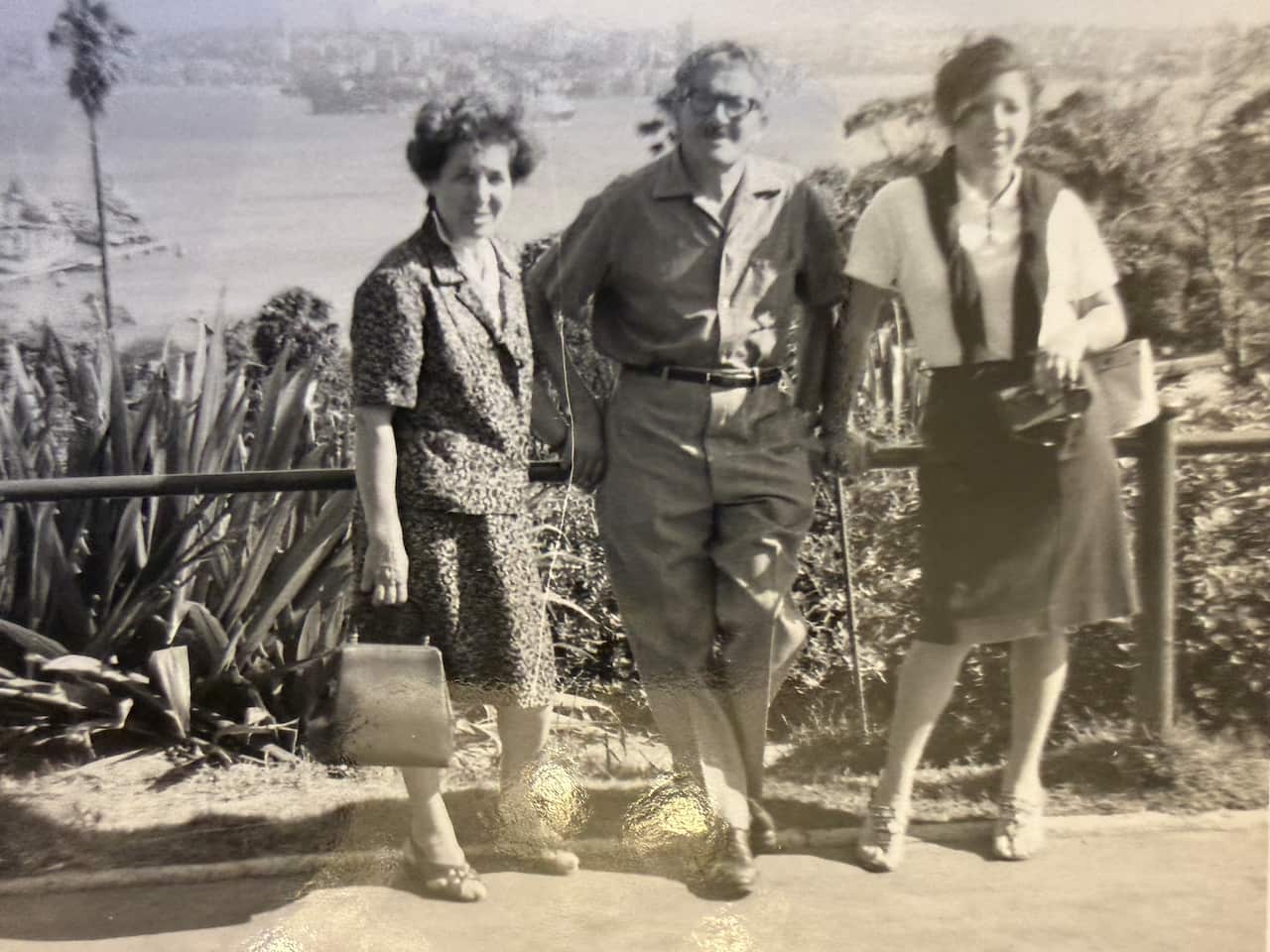 1969 - Alessandra con i genitori allo zoo di Sydney.jpg