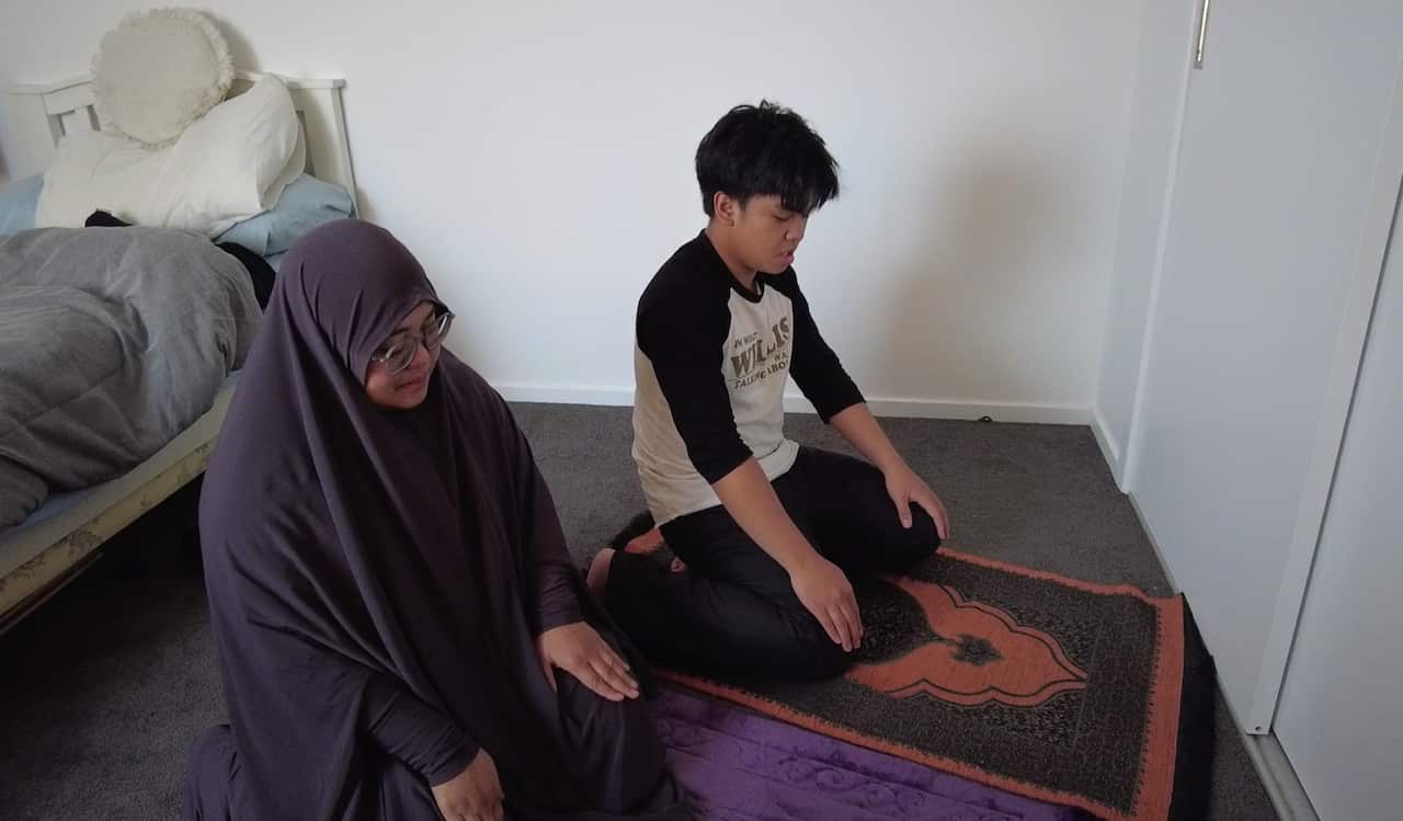 Filipina Muslim Madz Kamlon with her son Khalil doing their prayer