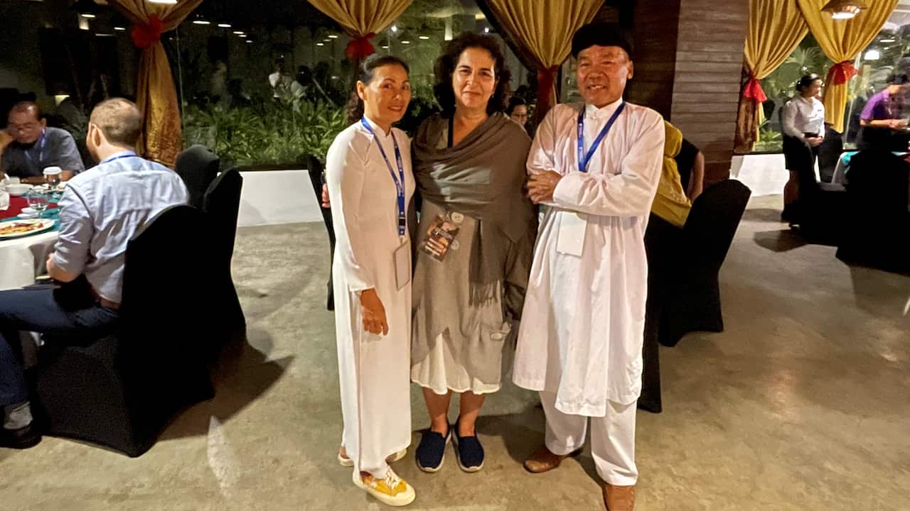 Bà Ghanea cùng với hai tín đồ Cao Đài 1926.jpg