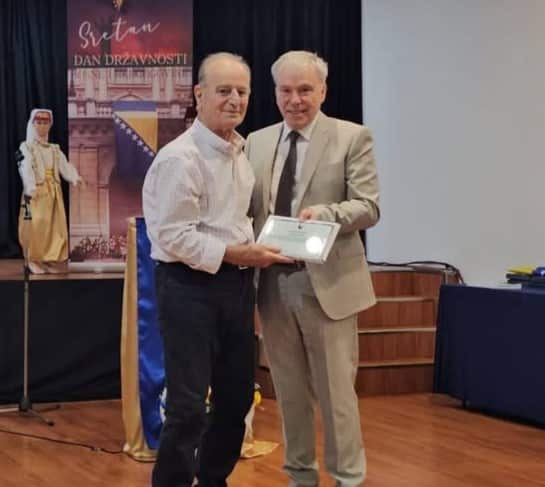 Fahir Zečević prilikom dodjele priznanja Počasnog konzulata BiH za NJW za njegov doprinos  u zajednici.jpeg