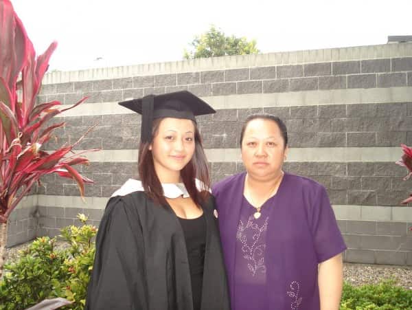 Sarah thiab nws niam Nchaiv Vaj Yaj koom nws lub koom txoos kawm tiav qib siab (Sarah Thoj).png