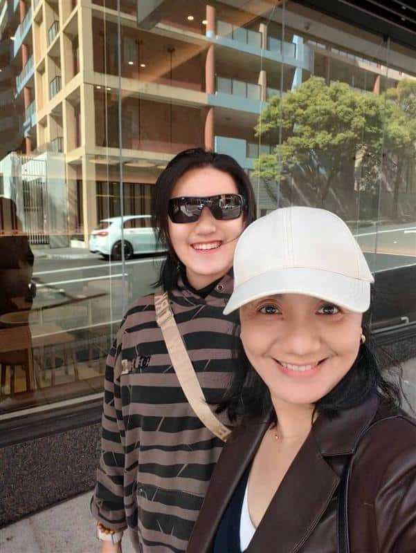 Angel Dong with her daughter Leyi Yao