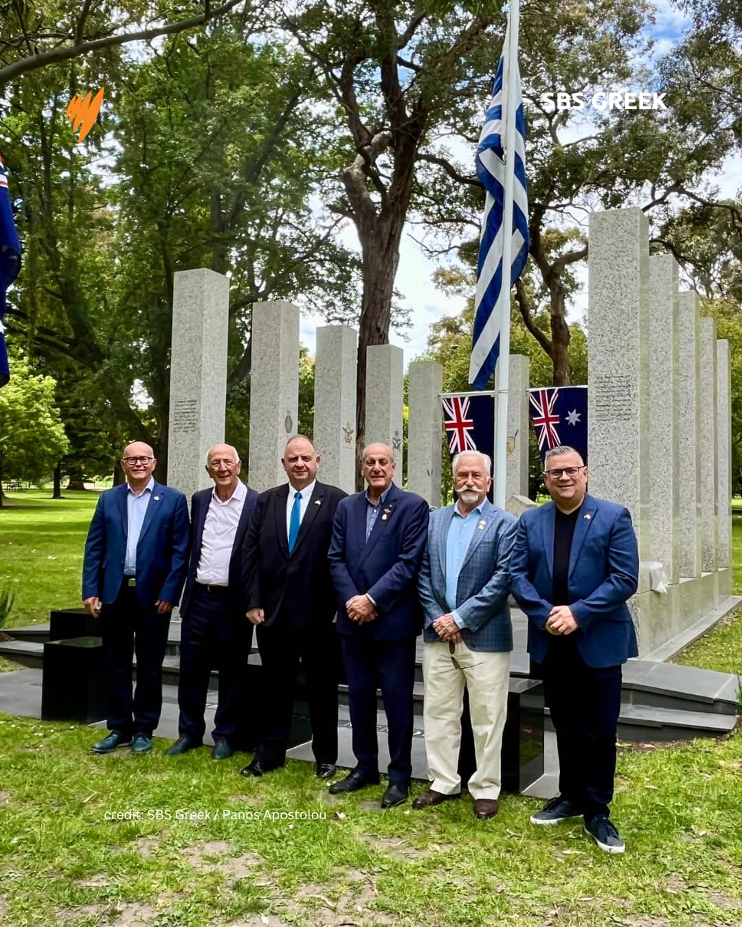 Μέλη της επιτροπής του Αυστραλο-Ελληνικού Μνημείου και του Ελληνικού RSL της Μελβνούρνης, μπροστά στο Μνημείο, Μελβούρνη, 22 Νοεμβρίου 2025 / SBS Greek: Panos Apostolou 