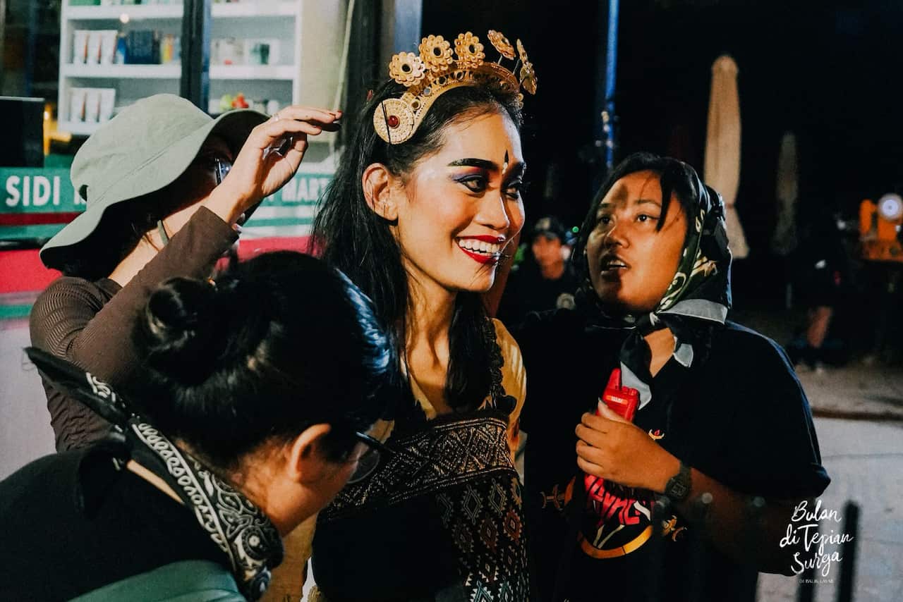 Sekar Sari as Bulan, a Balinese dancer torn between staying home or leaving, in the short film Bulan di Tepian Surga.