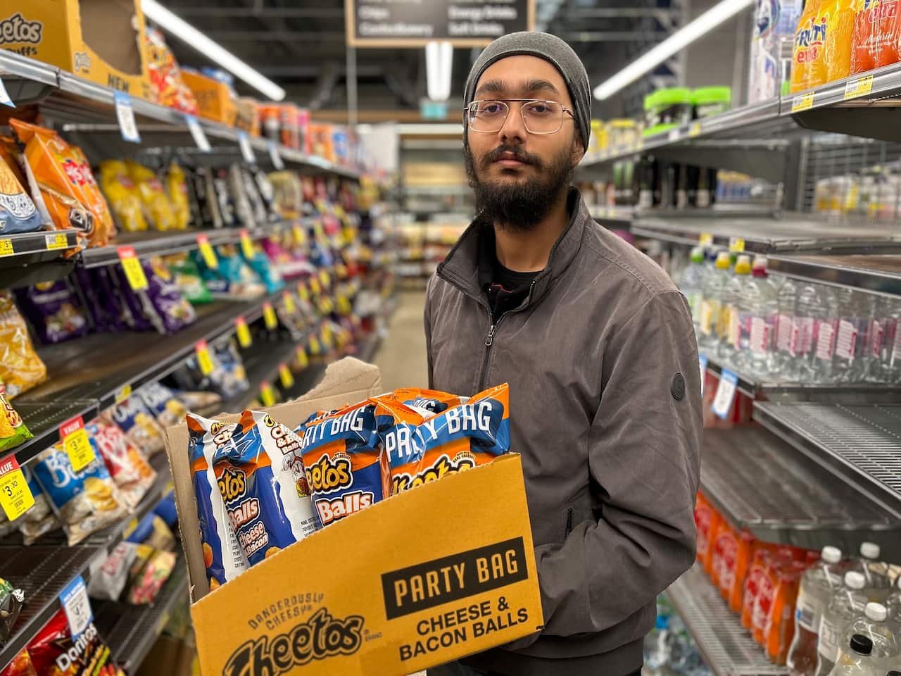 Naunihal Singh working in a Melbourne supermarket (SBS-Sandra Fulloon).jpg