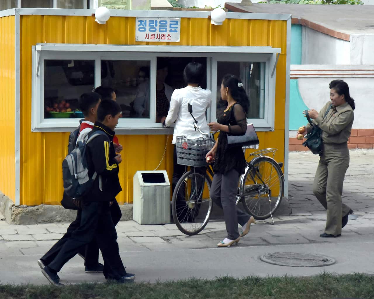 4 Soft drinks shop ext 85 4050.jpg