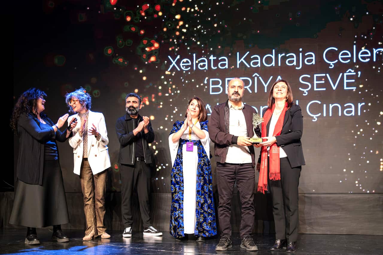 Ali Kemal Çinar xelata xwe ji deste Saredara Amede Serra Bucak wergirt.jpg