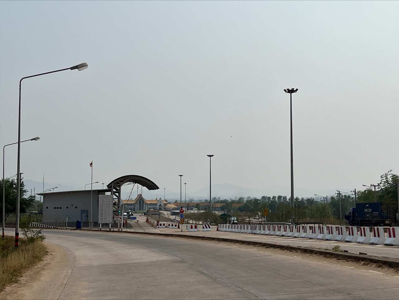 Mae Sot, Thai-Burmese border crossing bridge No 2.jpeg
