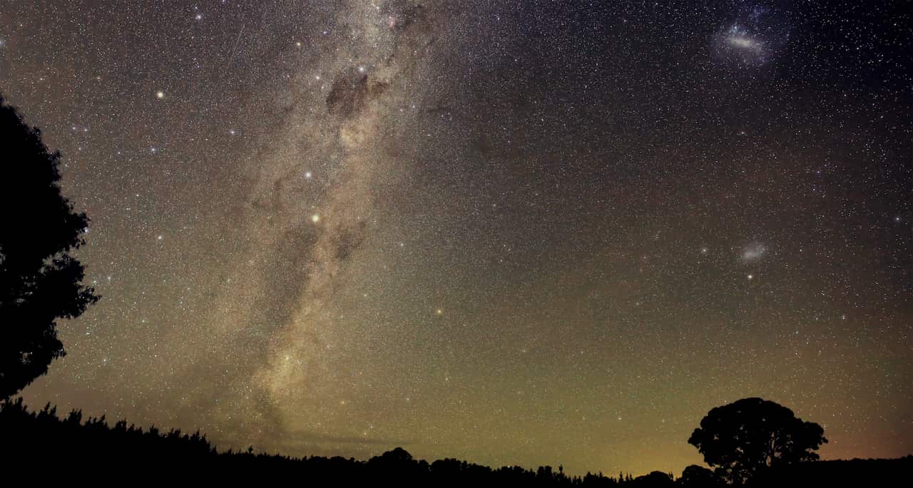 El Emú Oscuro se levanta - Imagen de Geoffrey Wyatt - Sydney Observatory.png