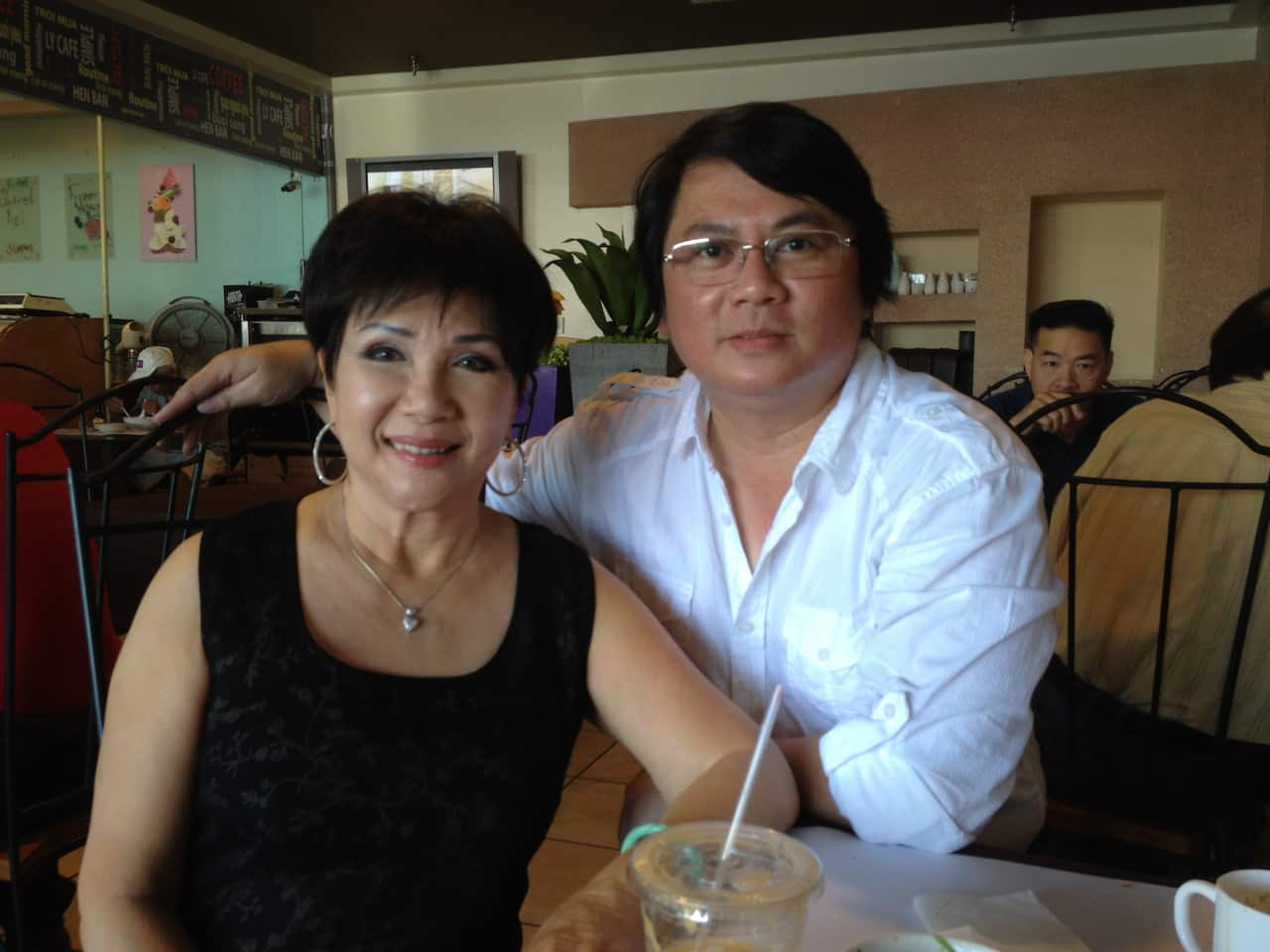 Ns Hoàng Thanh Tâm và ca sĩ Lệ Thu trong chuyến lưu diễn của chị tại Sydney (Supplied)