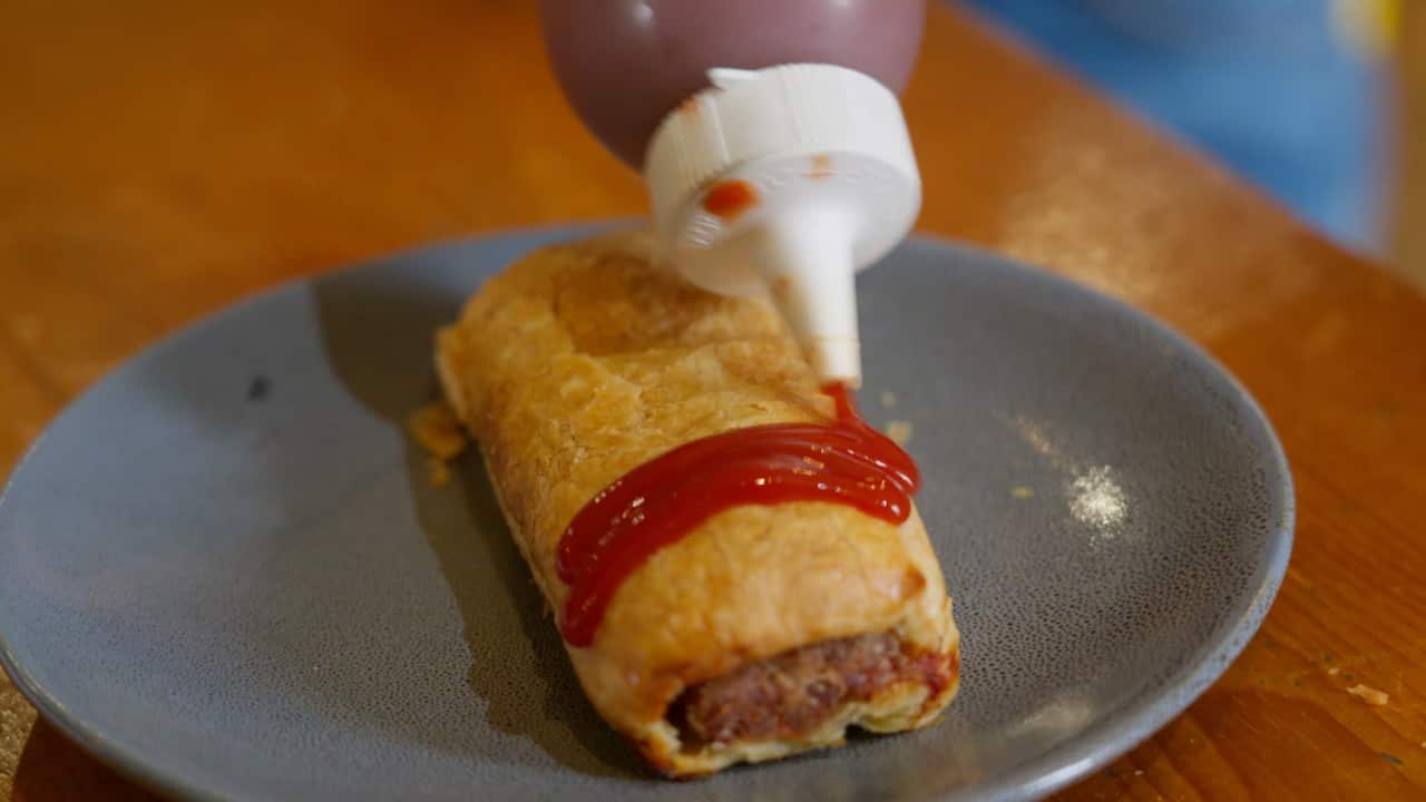 Sausage roll with sauce.jpg