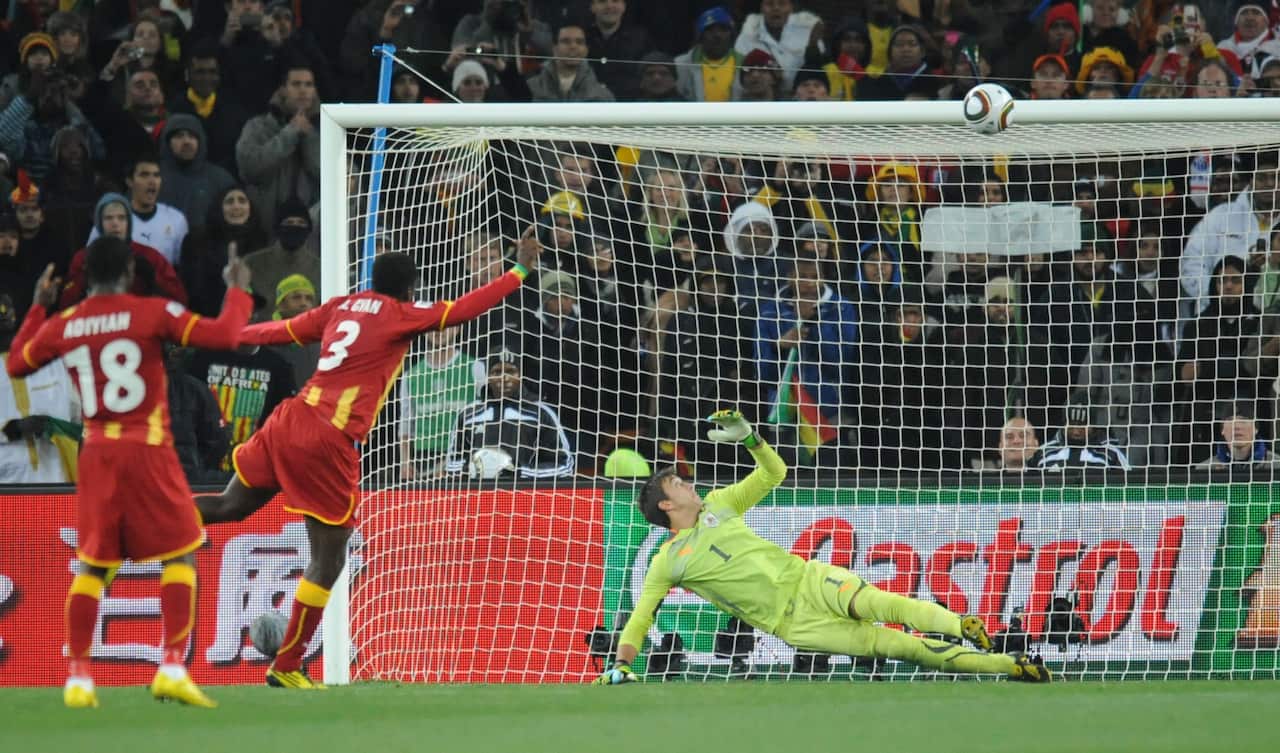Uruguay's goalkeeper Fernando Muslera (R