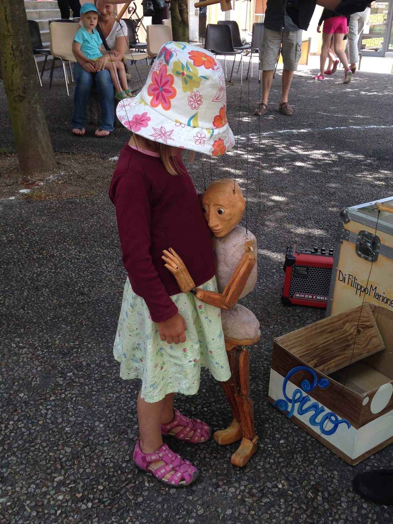 DFM Gino abbraccio bimba.jpg