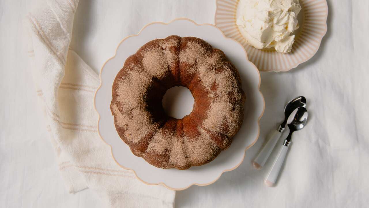 Cinnamon doughnut cake