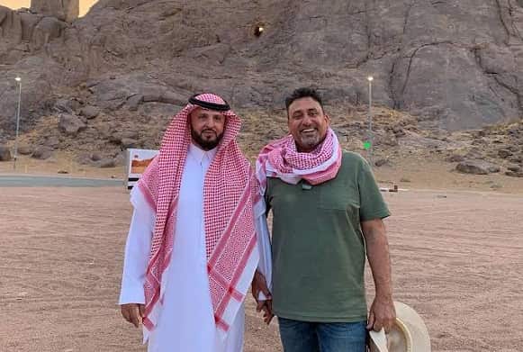 الباحث قصي التركي (يمين) في السعودية.png